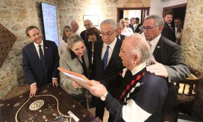 סיור בתוך המוזיאון לאחר הטקס. צילום: דוברות עיריית הרצליה