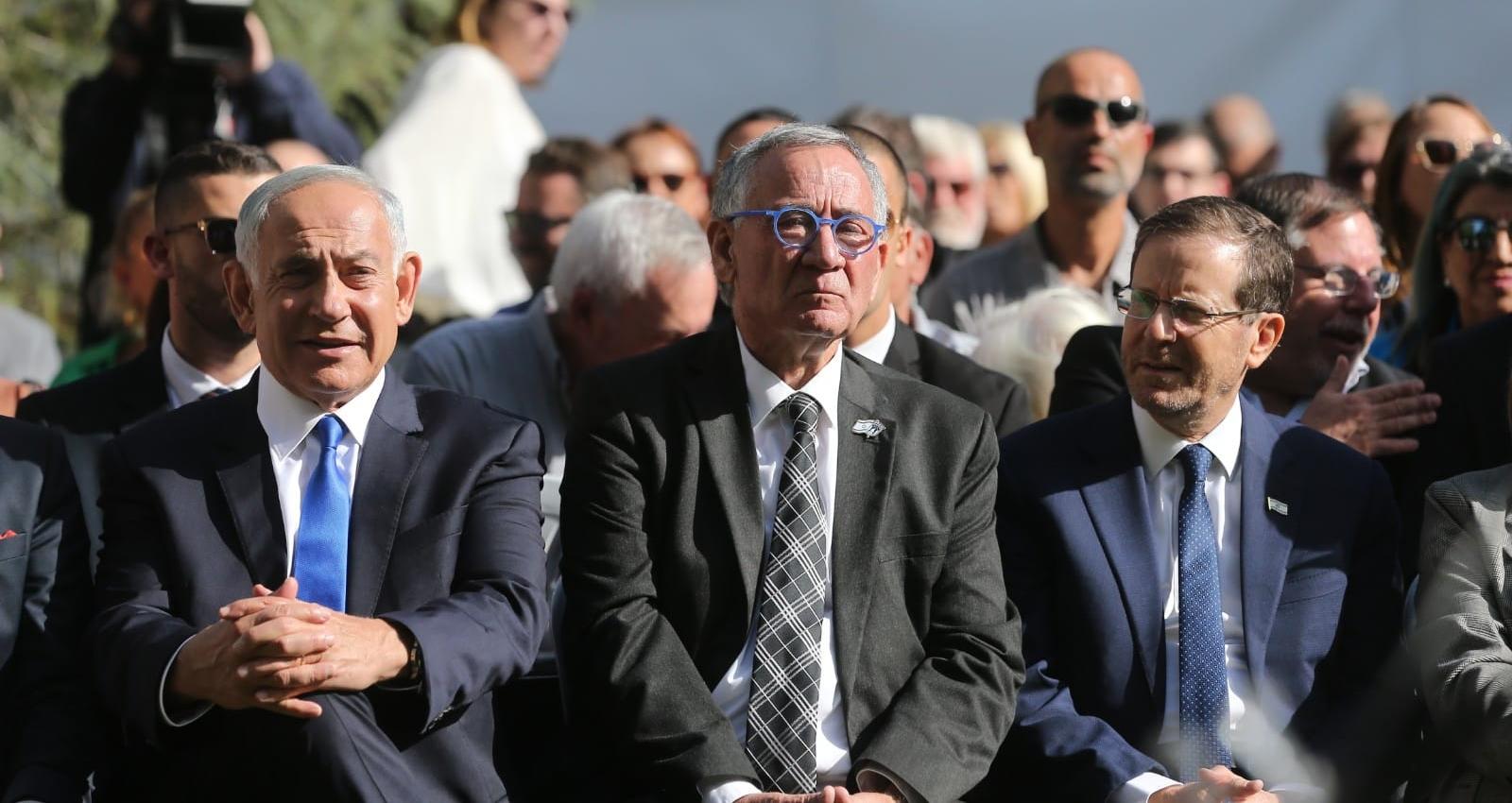 הנשיא הרצוג, ראש העירייה פדלון וראש הממשלה המיועד נתניהו במהלך הטקס. צילום: דוברות עיריית הרצליה