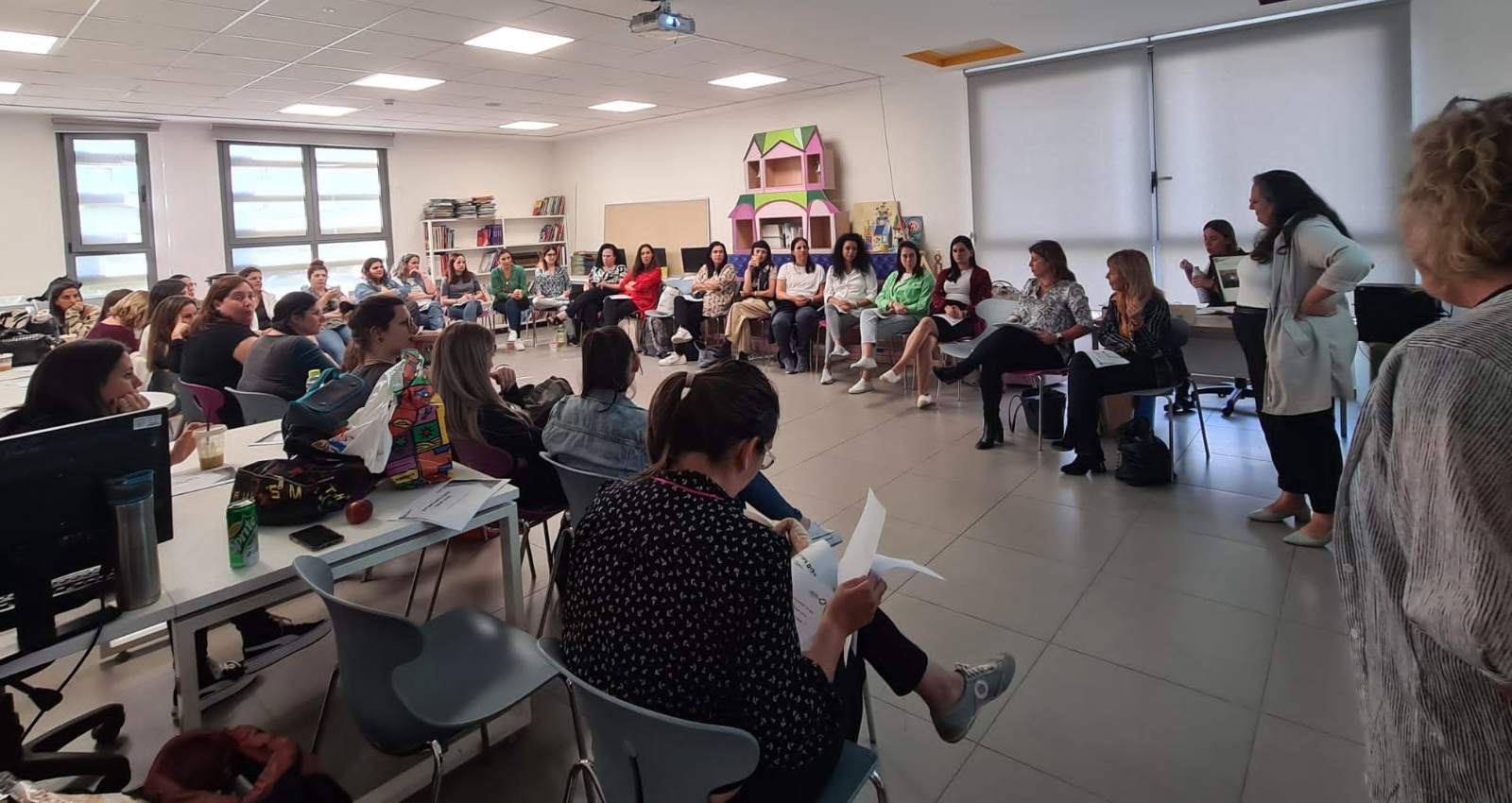 מפגש צוותי מרכז הגישור עם הצוות החינוכי בבית הספר. צילום: עיריית כפר סבא