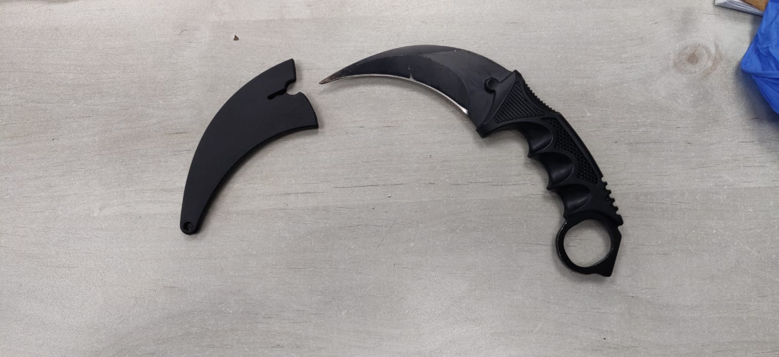 סכין שאותר אצל החשודים. צילום: דוברות המשטרה