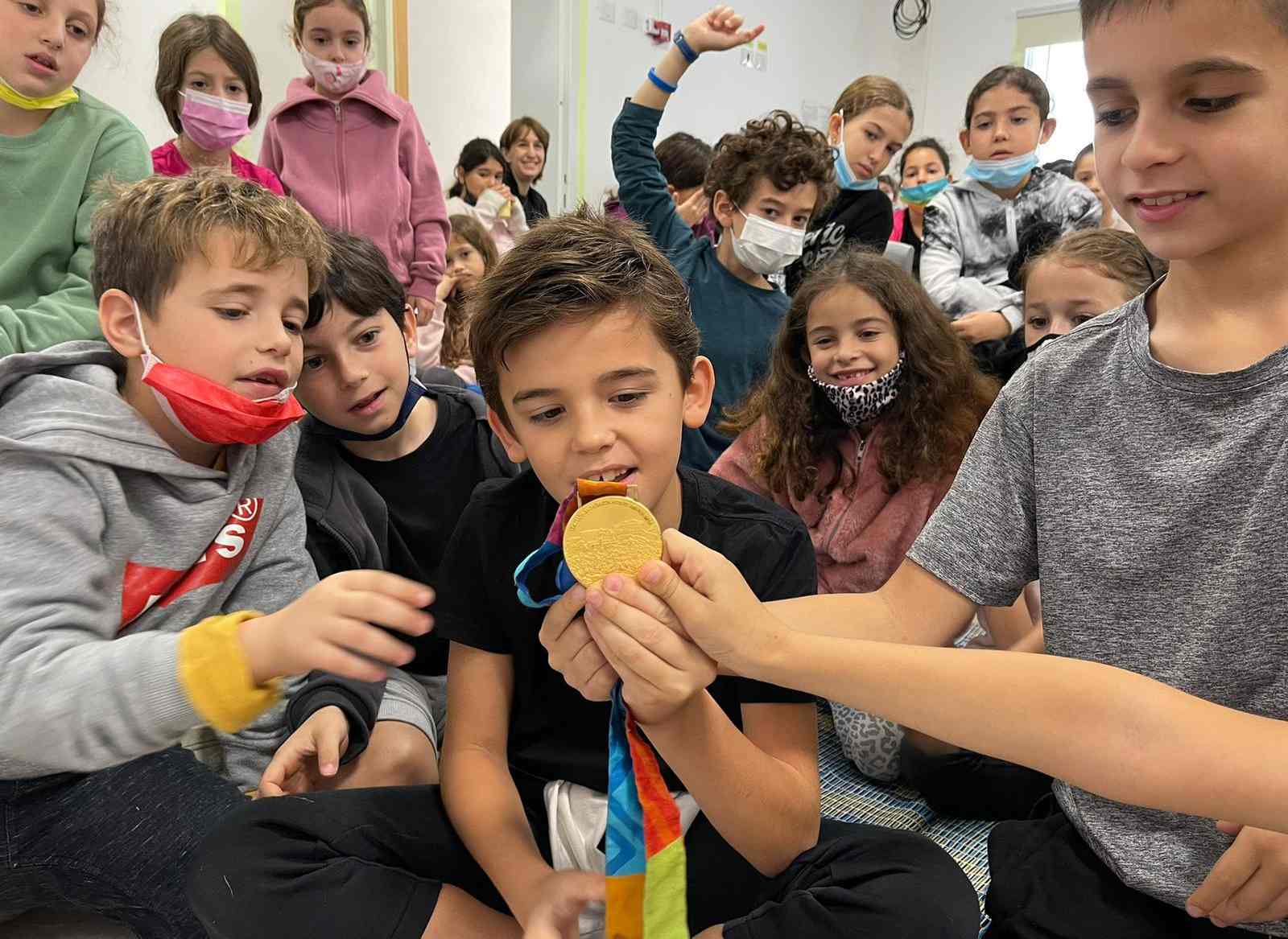 התלמידים אוחזים במדליית זהב. צילום: דוברות עיריית הרצליה