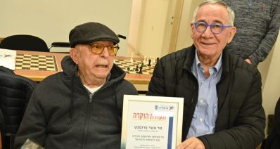 פדלון מעניק תעודת הוקרה לפרגמנט. צילום: דוברות עיריית הרצליה
