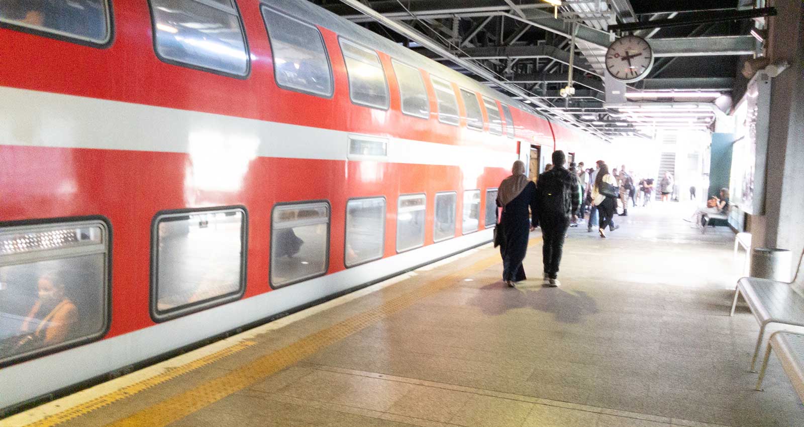 רכבת בתחנה, אנשים על הרציף