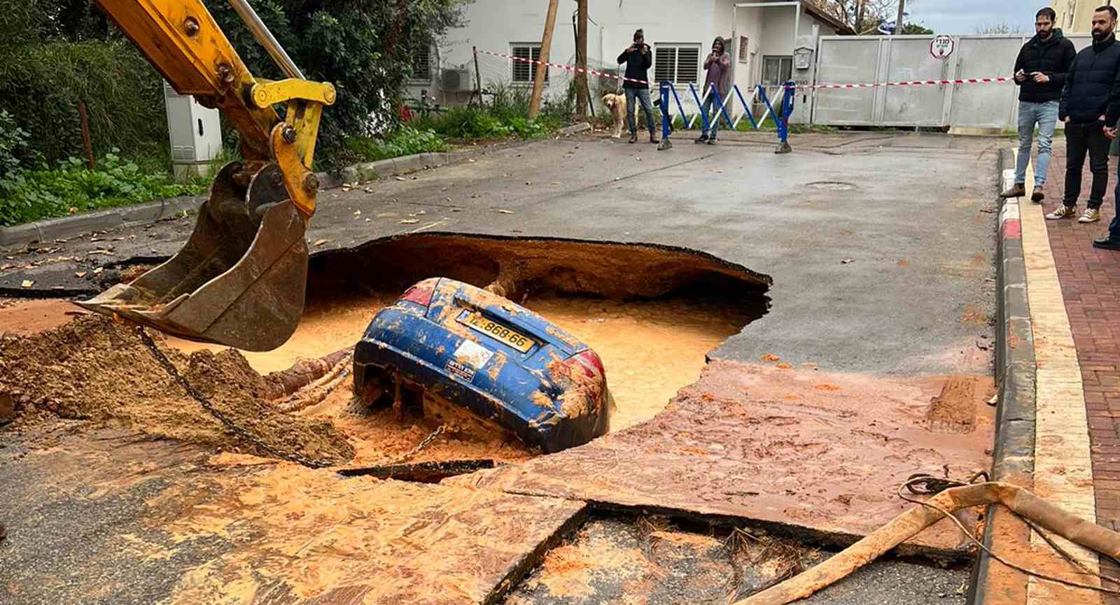 ניסיון החילוץ של המכונית מתוך הבולען. צילום: דוברות המשטרה
