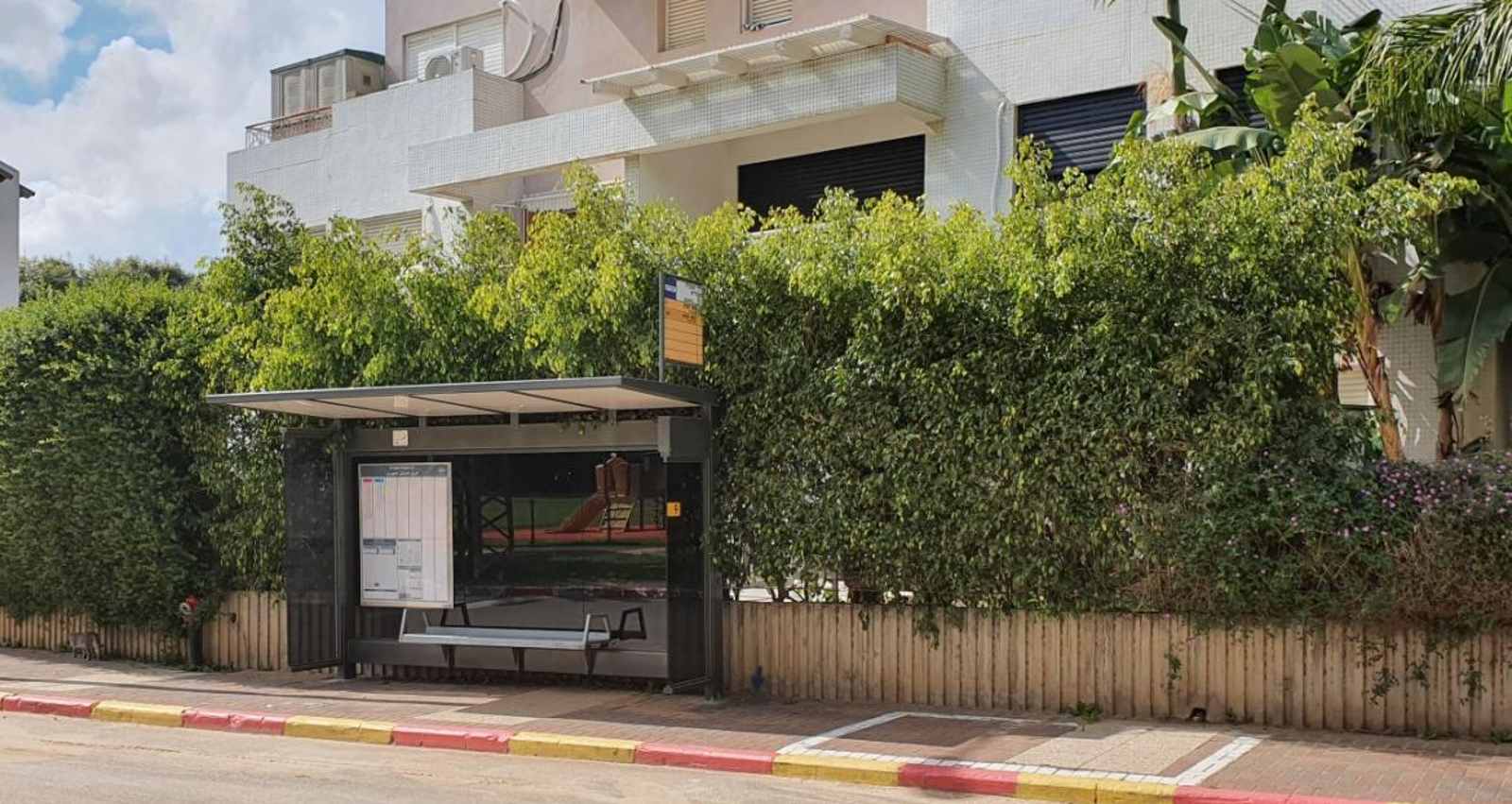 סככת אוטובוס חדשה שהוצבה בשנה האחרונה. צילום: עיריית כפר סבא