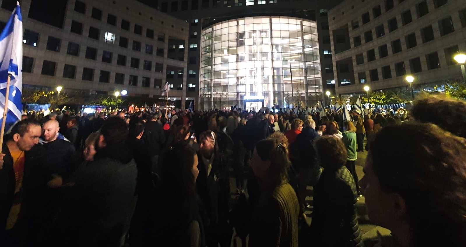 רחבת בניין העירייה. כ-3,000 מפגינים (צילום: פרטי)