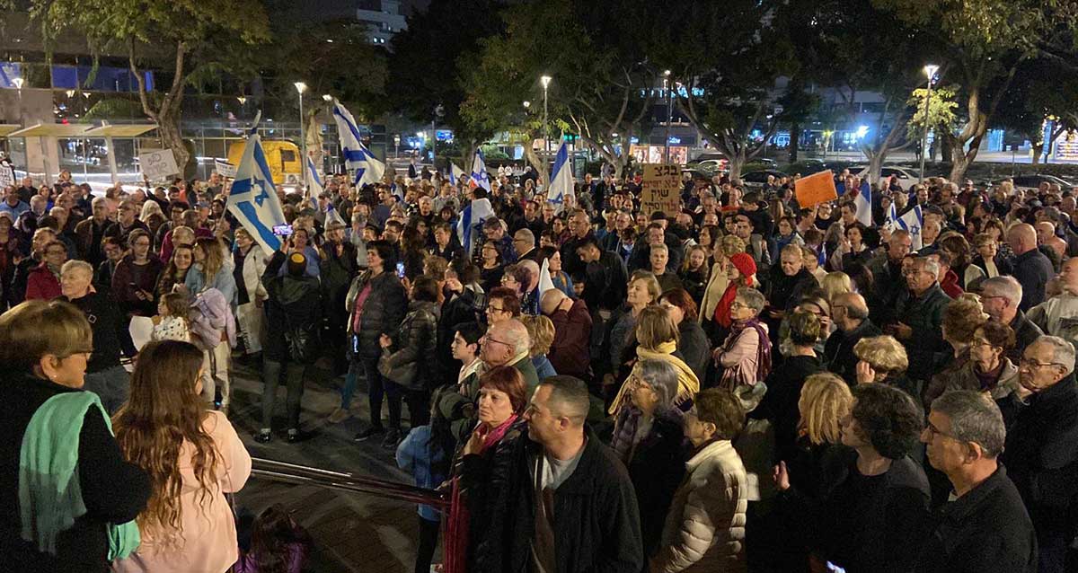 הפגנה נגד הרפורמה המשפטית ברחבת יד לבנים, רעננה. 28.01.2023. צילום: פרטי