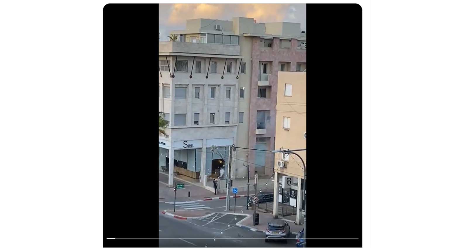 האדם שירה את הזיקוקים ברמת השרון. צילום: מתוך טוויט