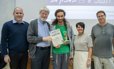 - עידן כהן זוכה האולימפיזיקה מתיכון אמי"ת רננים. צילום: אבי חיון