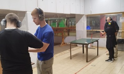 אימון בירי של חברים בסיירת הנוער העירונית. צילום: עיריית כפר סבא