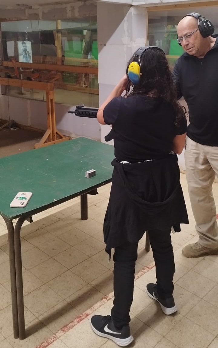 אימון בירי של חברים בסיירת הנוער העירונית. צילום: עיריית כפר סבא