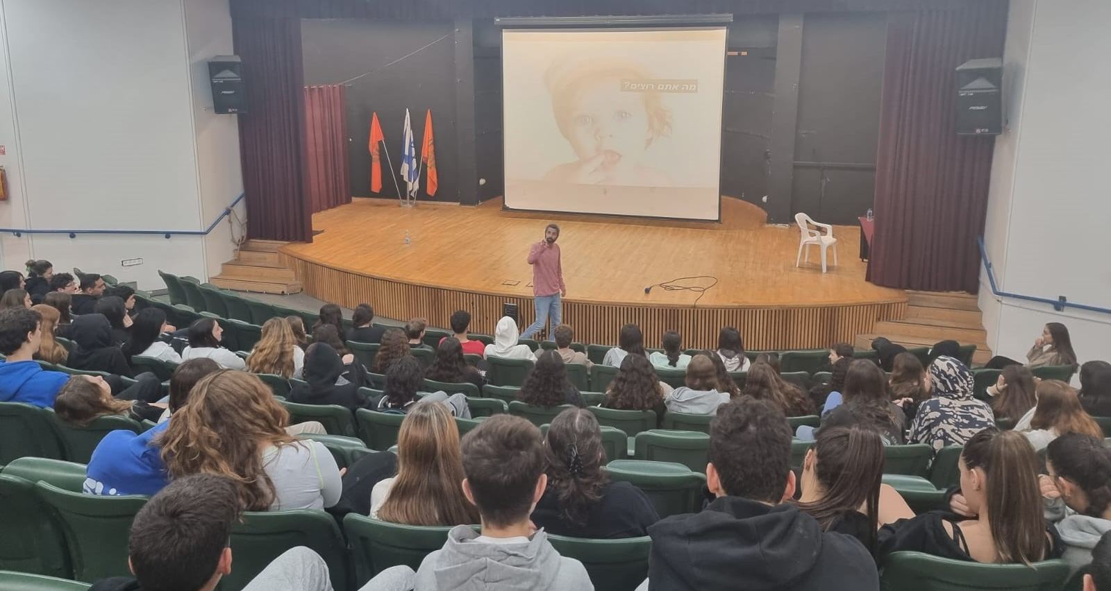 הצגה לתלמידי חטיבות הביניים בנושא שתיית אלכוהול. צילום: עיריית רעננה