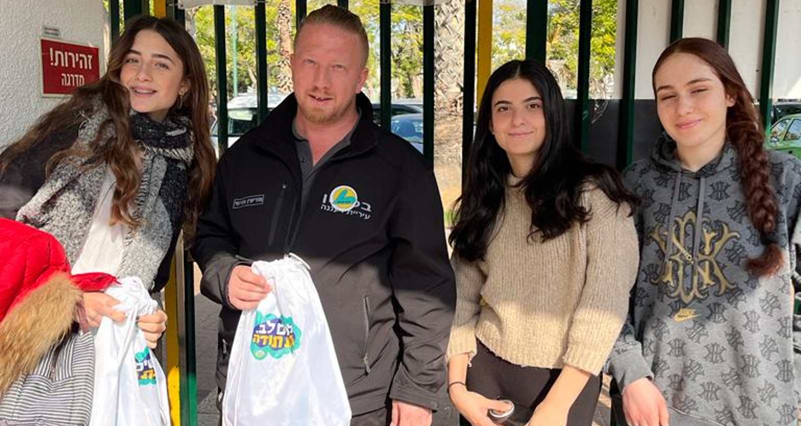 השומר אלכס עם התלמידות. צילום: באדיבות אמי"ת רננים ברעננה