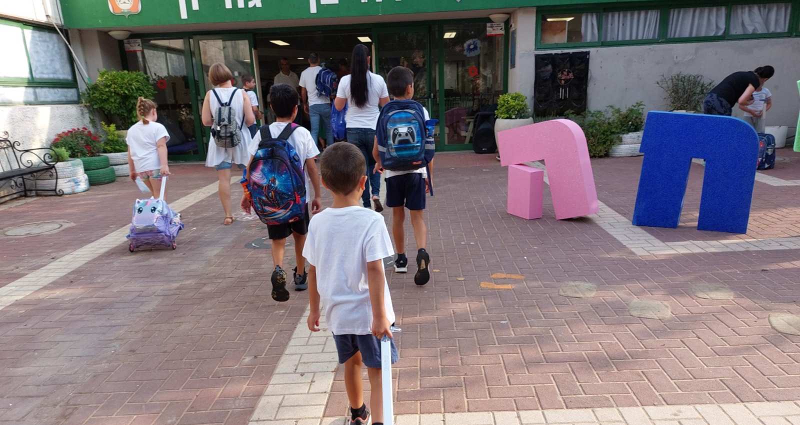 תלמידים בכניסה לבית ספר. צילום: עיריית כפר סבא