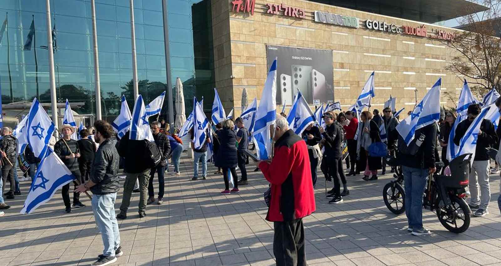 המפגינים בהרצליה. צילום: פרטי