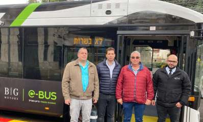 חיים ברוידא, ראש העיר רעננה, יאיר קציר, מנכ"ל מטרופולין, איל ווקס, סמנכ"ל תפעול מטרופולין, ונהג האוטובוס. צילום: דוברות עיריית רעננה