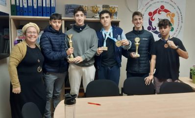 התלמידים עם הגביעים והמדליות. צילום: רשת אמי"ת