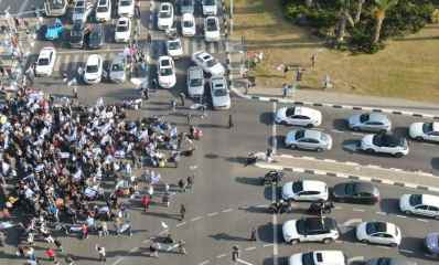 המפגינים בצומת הכפר הירוק. צילום: רוני לוינסון