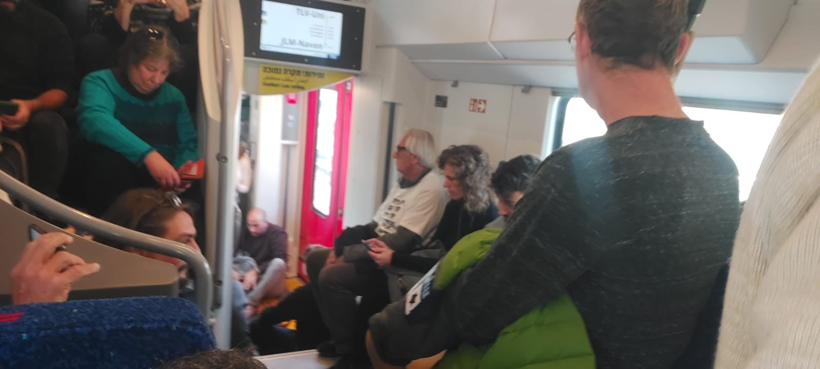 עומס גדול בקרון הרכבת בדרך לירושלים. צילום: מערכת שרון אונליין