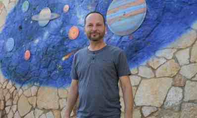 אורן אוריאלי בבית הספר תחת ניהולו. צילום: ניר שמול