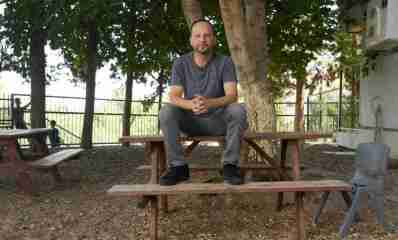 אורן אוריאלי בחצר בית הספר שניהל. צילום: ניר שמול