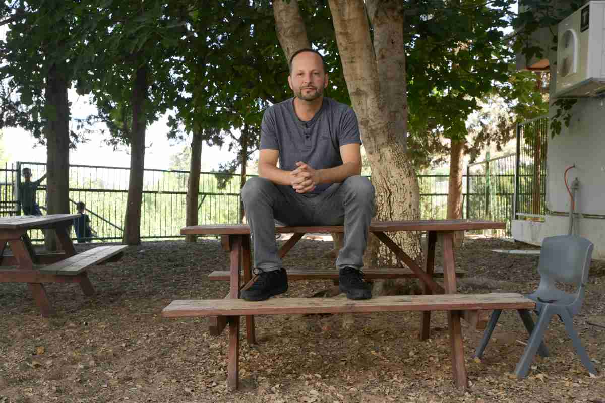 אורן אוריאלי בחצר בית הספר שניהל. צילום: ניר שמול