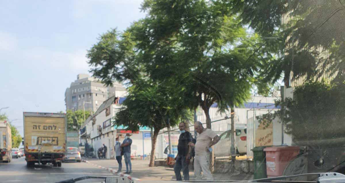 פועלים ממתינים בצומת הרב קוק ובן גוריון ליד עמנואל. צילום: פרטים