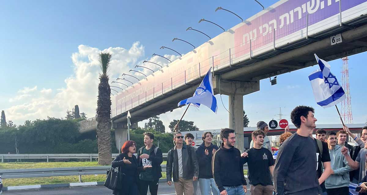 מפגינים חוסמים את צומת הכפר הירוק. צילום: פרטי