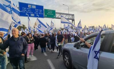 מפגינים חוסמים את הגשר בין הרצליה לרעננה. צילום: זאב ינאי