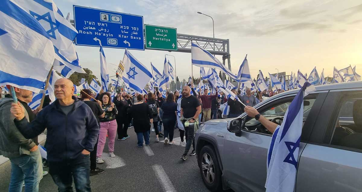 מפגינים חוסמים את הגשר בין הרצליה לרעננה. צילום: זאב ינאי