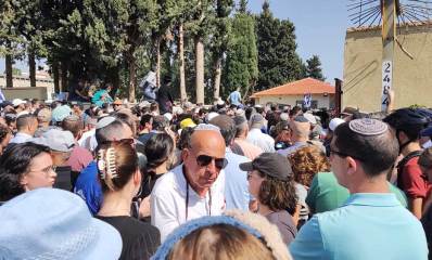 אלפים מלווים את אלן גלנס בדרכו האחרונה. צילום: פרטי