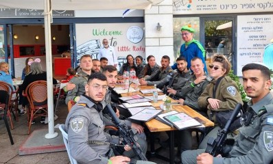 פדלון וחיילי מג"ב בעדלאידע. מחווה מרגשת (צילום: קפה אימפסטו)