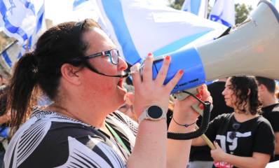 דנה אורן ינאי בהפגנה בהרצליה. צילום: מטה המאבק הרצליה