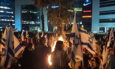 מפגינים אחרי פיטורי גלנט בהרצליה. צילום: זאב ינאי