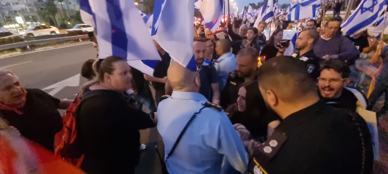 עימותים בין שוטרים למפגינים בהרצליה. צילום: זאב ינאי