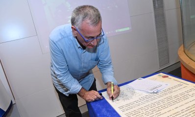 ראש העירייה משה פדלון חותם על מגילת העצמאות. צילום: דוברות עיריית הרצליה.