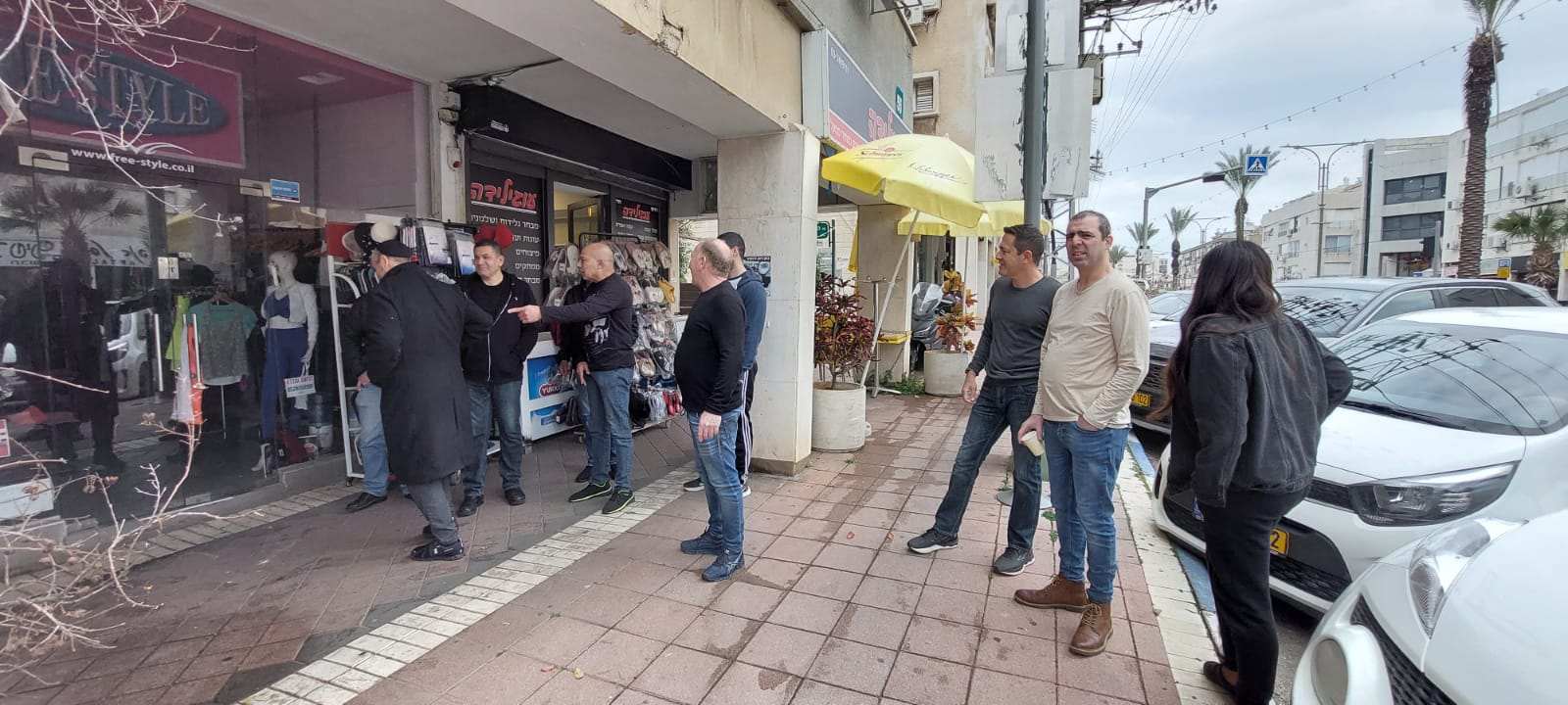 עובדי אגף שפע ובעלי חנויות בשיתוף פעולה במסגרת הפיילוט. צילום: באדיבות להב רמת השרון