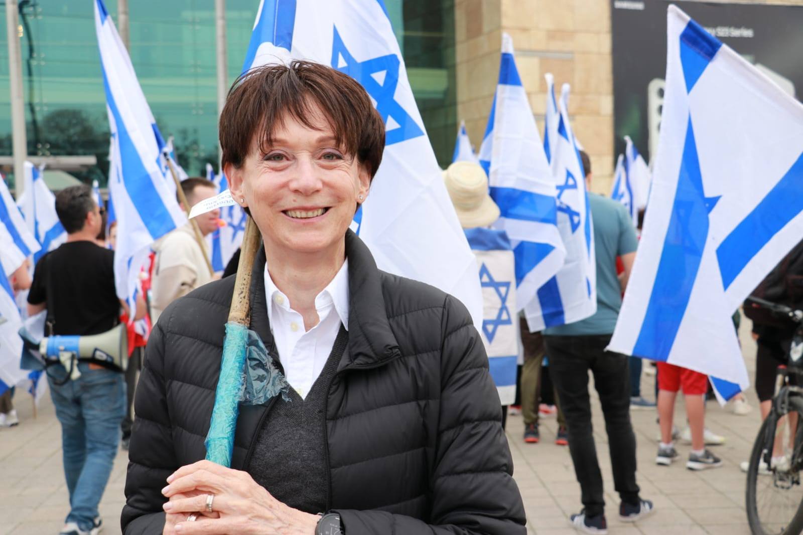 פרופ' סוזי נבות בין המפגינים בהרצליה. צילום: זאב ינאי