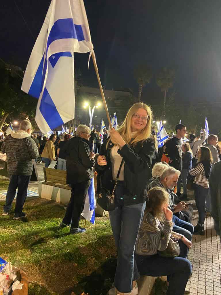 אורלי יצחקוב מפגינה ברמת השרון צילום פרטי
