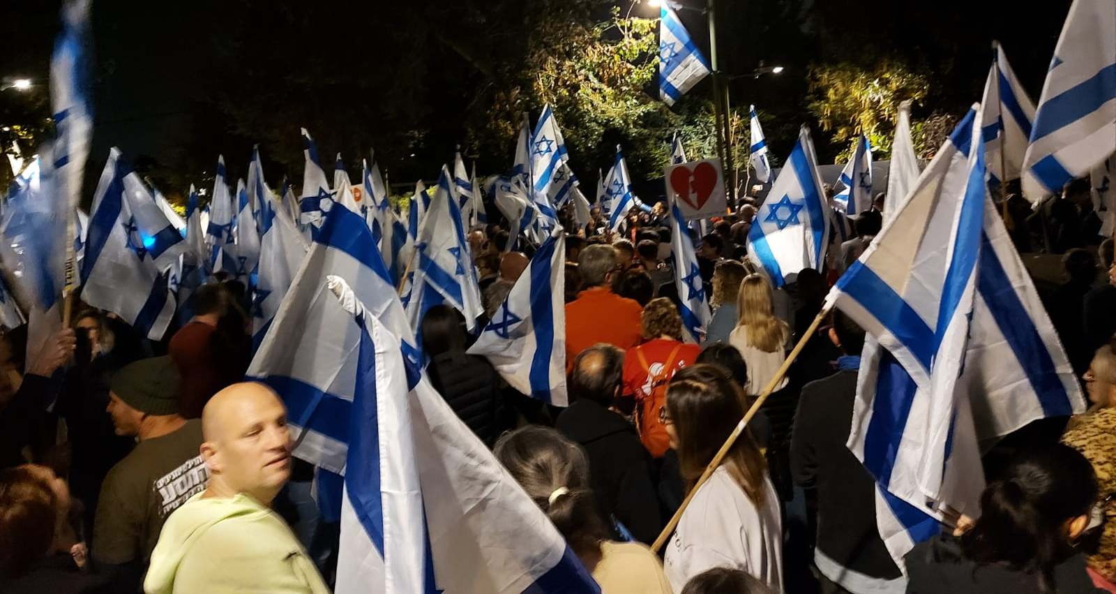 המפגינים מול הבית בו שהה רוטמן