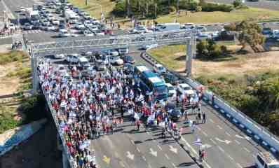 מפגינים בצומת הכפר הירוק. צילום: שי קוריאנסקי