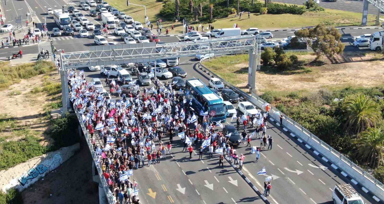 מפגינים בצומת הכפר הירוק. צילום: שי קוריאנסקי
