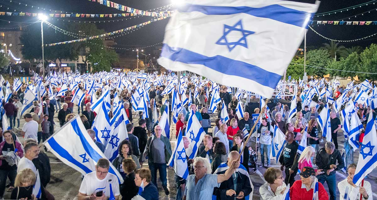 מפגינים ברעננה נגד המפכה המשפטית. 22.04.2023