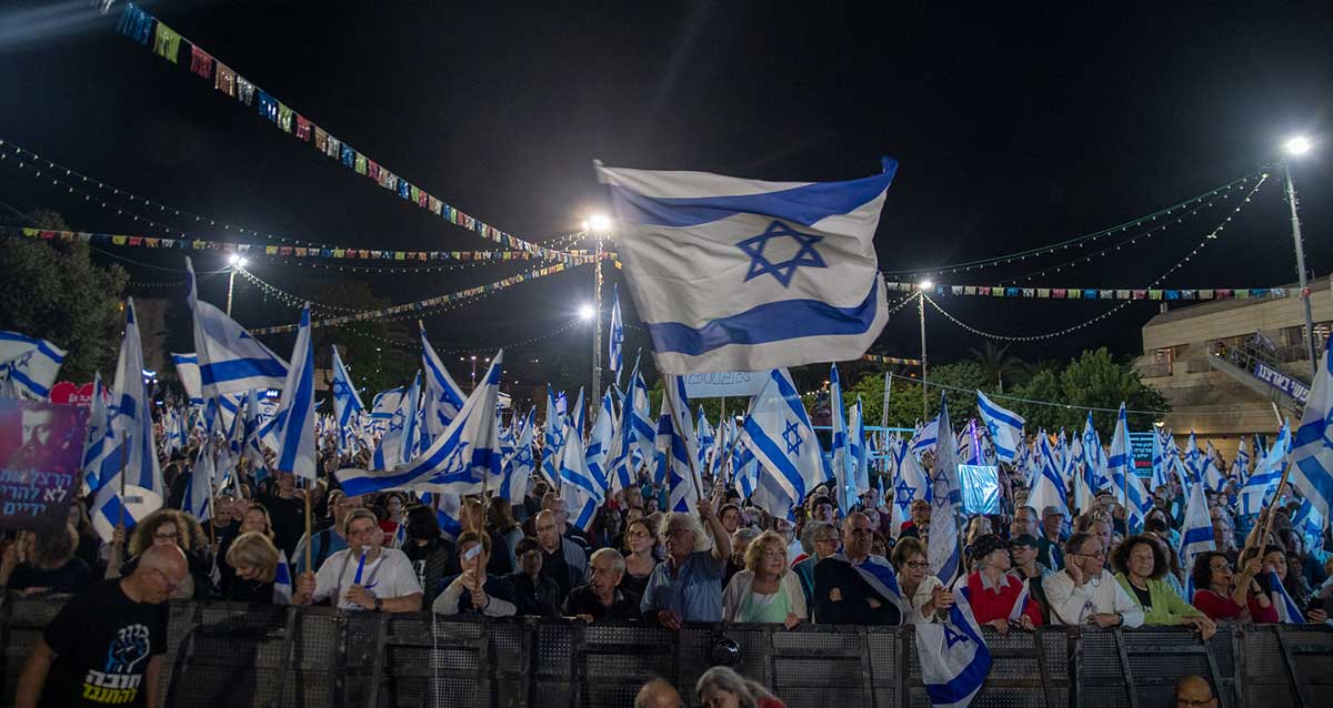 מפגינים ברעננה נגד המפכה המשפטית. 22.04.2023