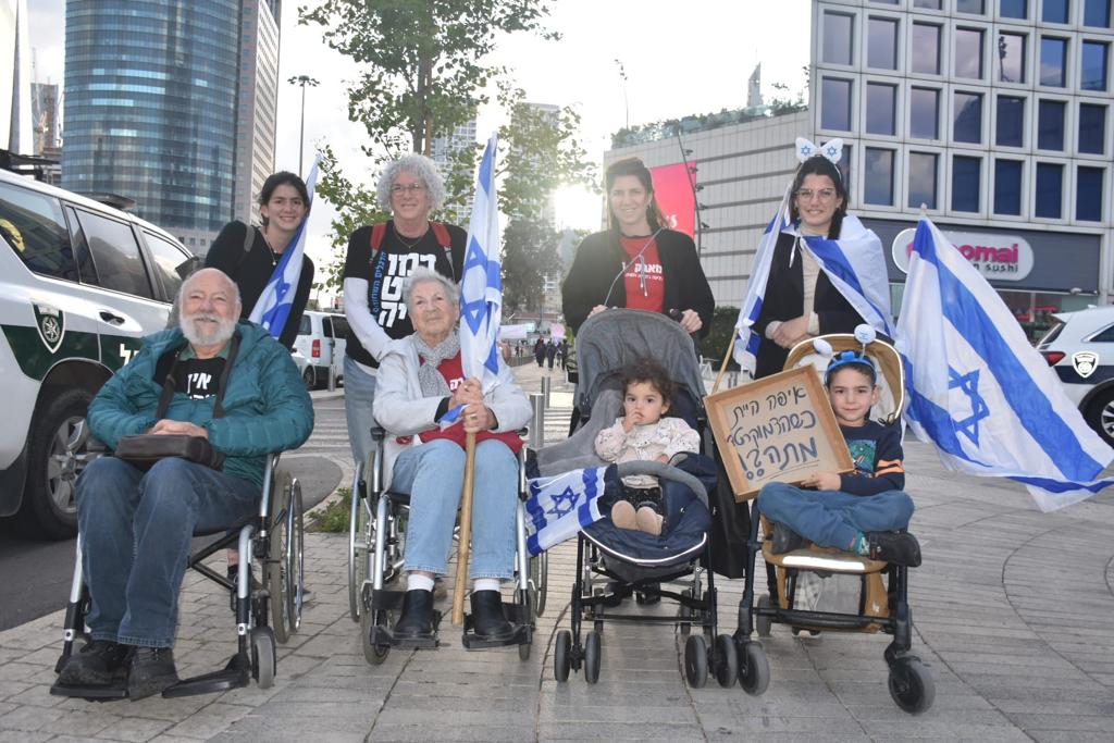 ארבע דורות של מפגינים. צילום: יאיר פלטי