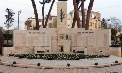 האנדרטה לזכר בני העיר שנפלו במערכות ישראל בגן בן שפר. צילום: דוברות עיריית הרצליה