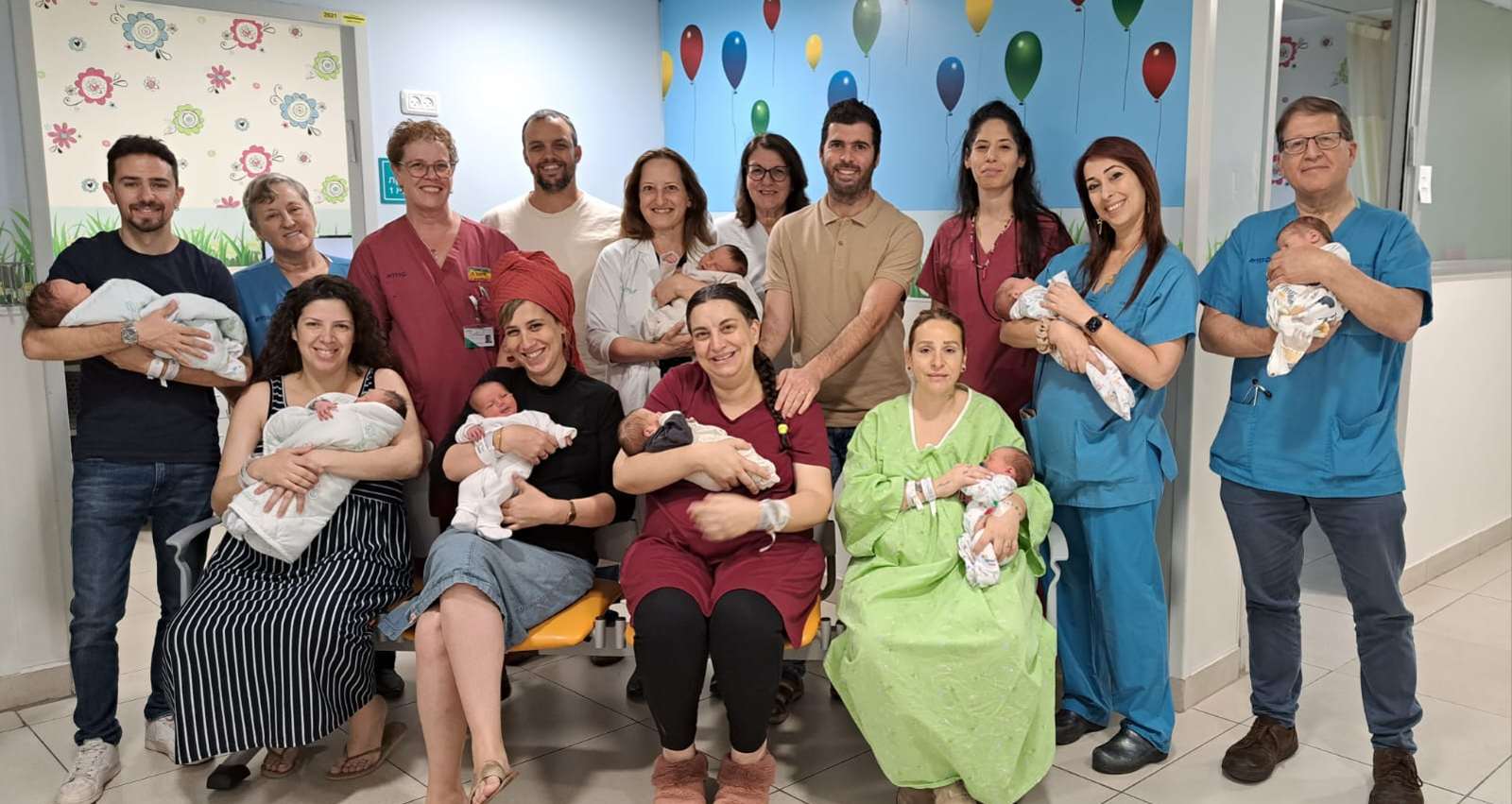 המשפחות המאושרות עם 8 התינוקות. צילום: בית החולים מאיר
