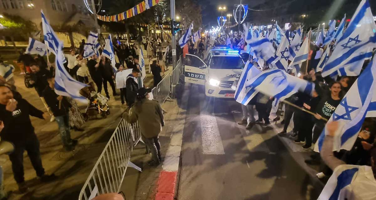 מפגנים בעד ונגד המהפכה המשפטית. צילום: זאב ינאי