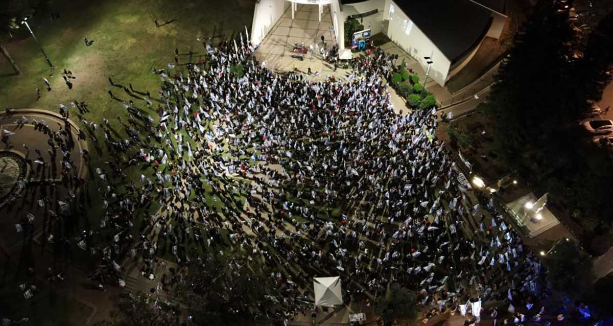 הפגנה נגד המפכה המשפטית בהוד השרון