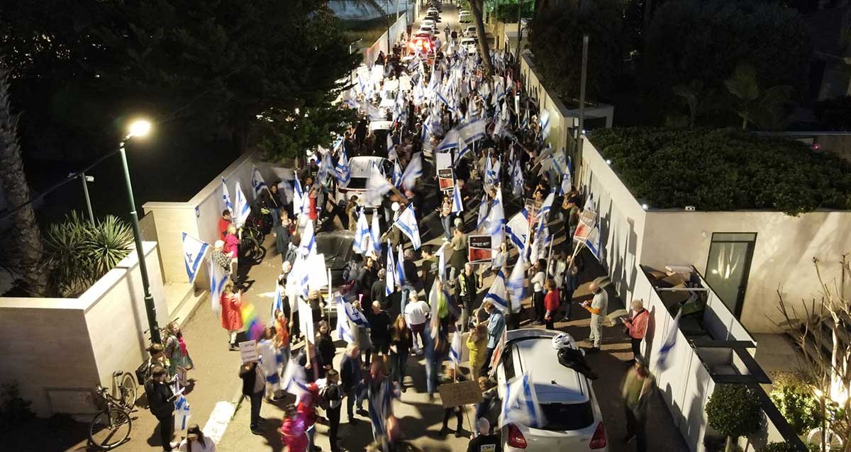 מפגינים מול ביתו של יצחק מירילשוילי בהרצליה פיתוח